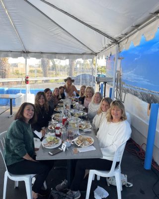 Gather all your close friends outside and celebrate the good things in life 🥳
.
.
.
#cappys #highschoolreunion #breakfast #outdoordining #patio #breakfastideas #celebrate #newportbeach #pch #hb #huntington #pancakes #morning